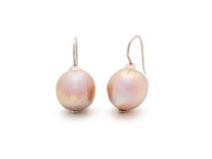18 krt white gold earrings set with two pink pearls