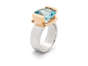 18 krt white gold ring set with cushion aquamarine in a red gold setting