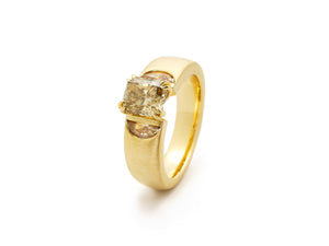 18 krt yellow gold ring set with a cushion and 2 half moon champagne diamonds