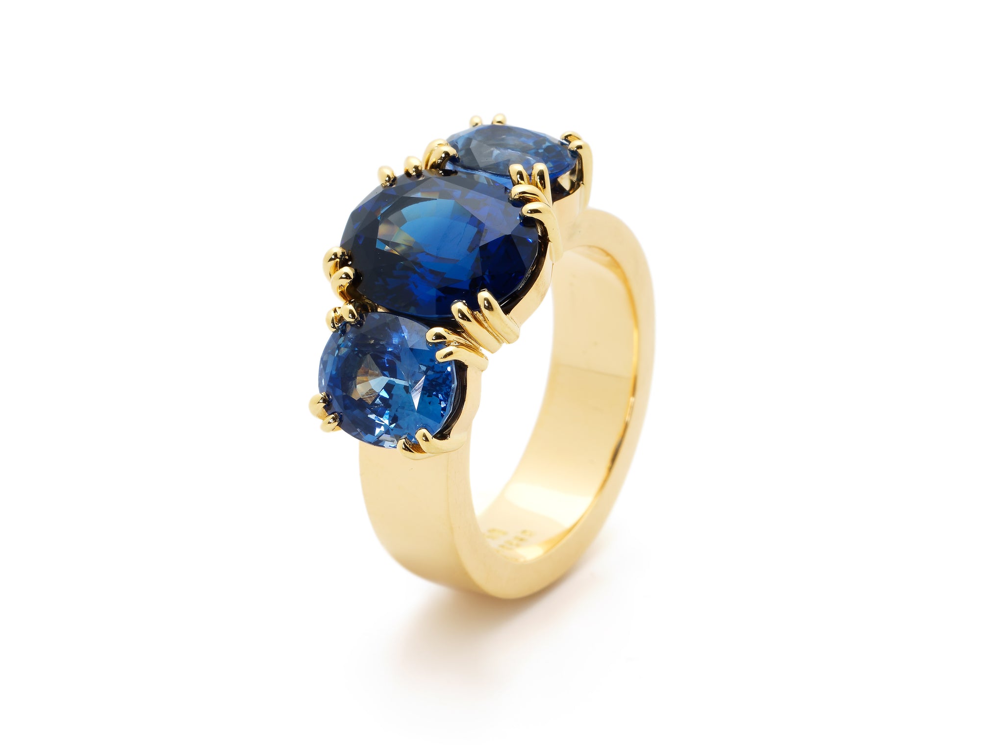 18 krt yellow gold ring set with 3 oval blue Sapphires