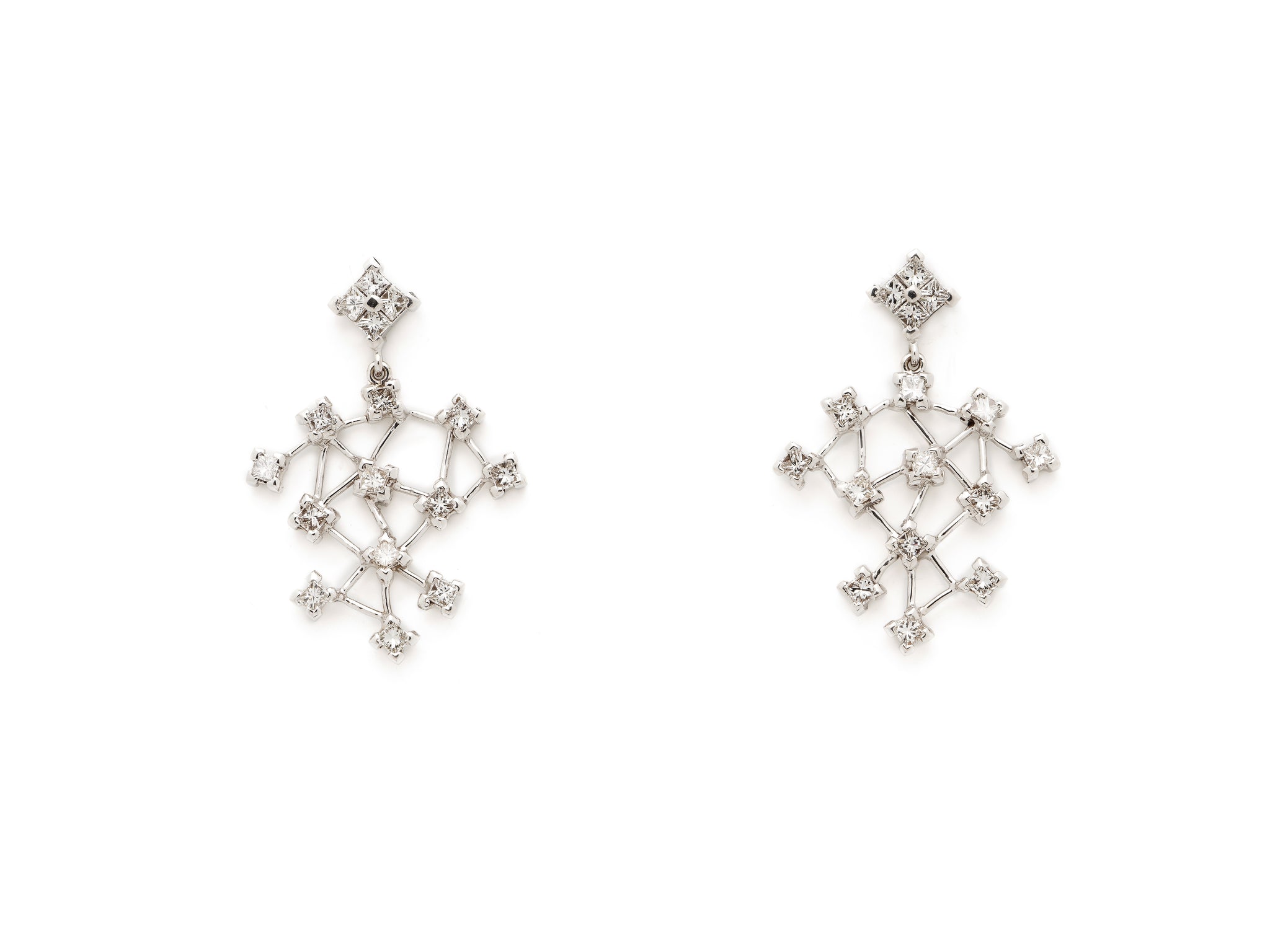 18 krt white gold earrings set with 32 princess diamonds