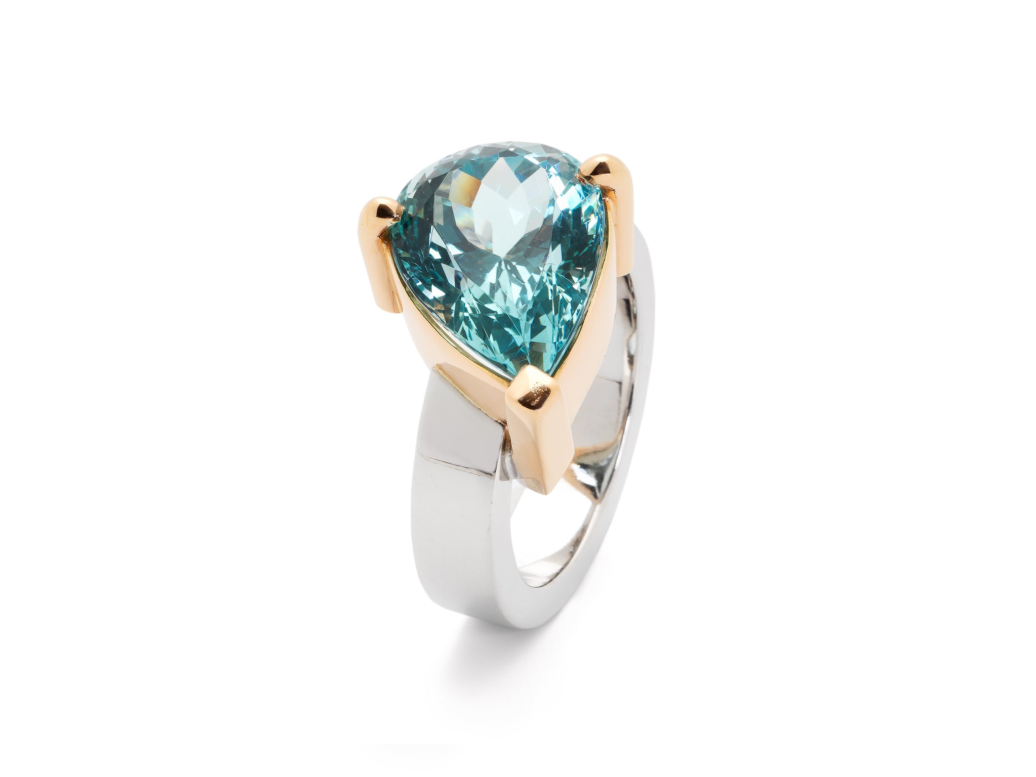 18 krt white gold ring set with pear shaped aquamarine