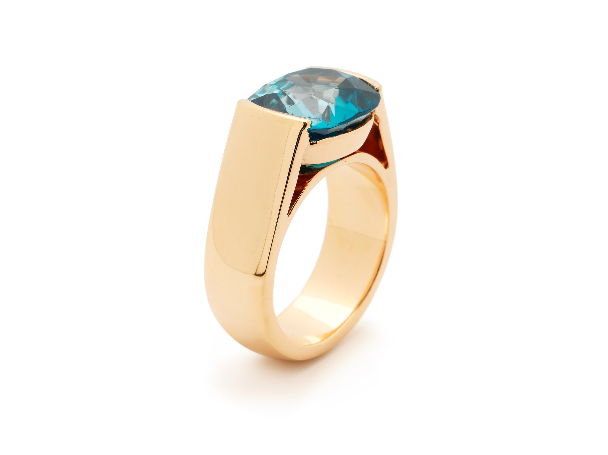 18 krt red gold ring set with cushion blue Zircon