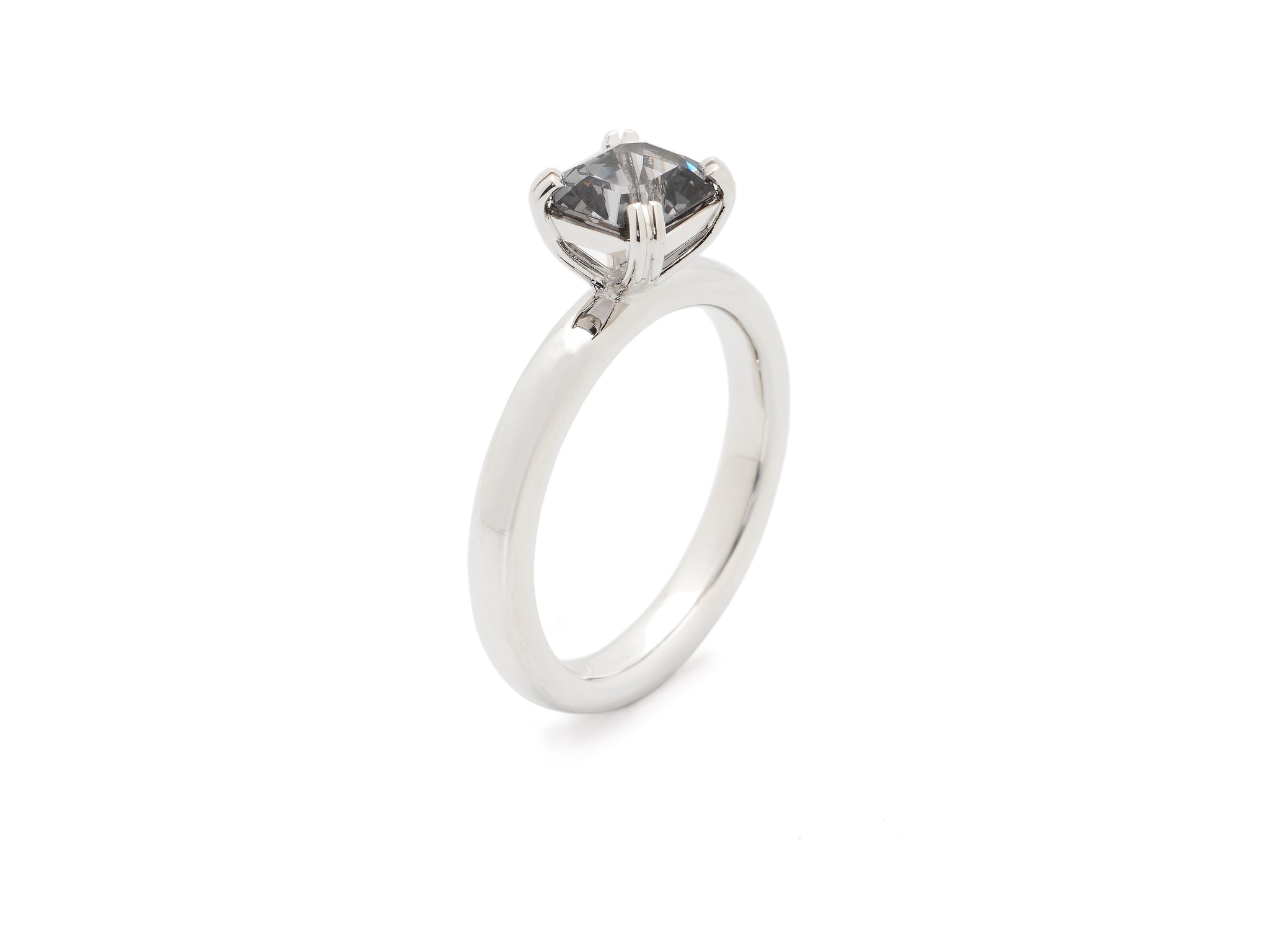 18 krt white gold ring set with a square Spinel