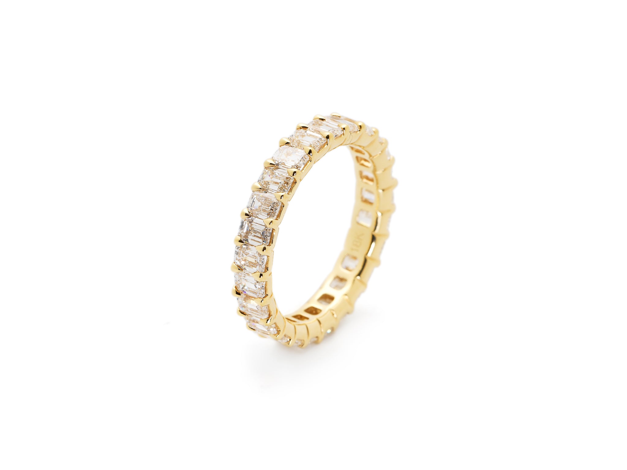 18 krt yellow gold alliance ring set with 25 emerald diamonds