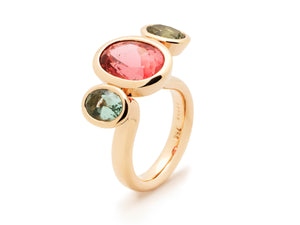 18 krt red gold ring set with 2 mint coloured oval tourmalines and 1 oval pink tourmaline