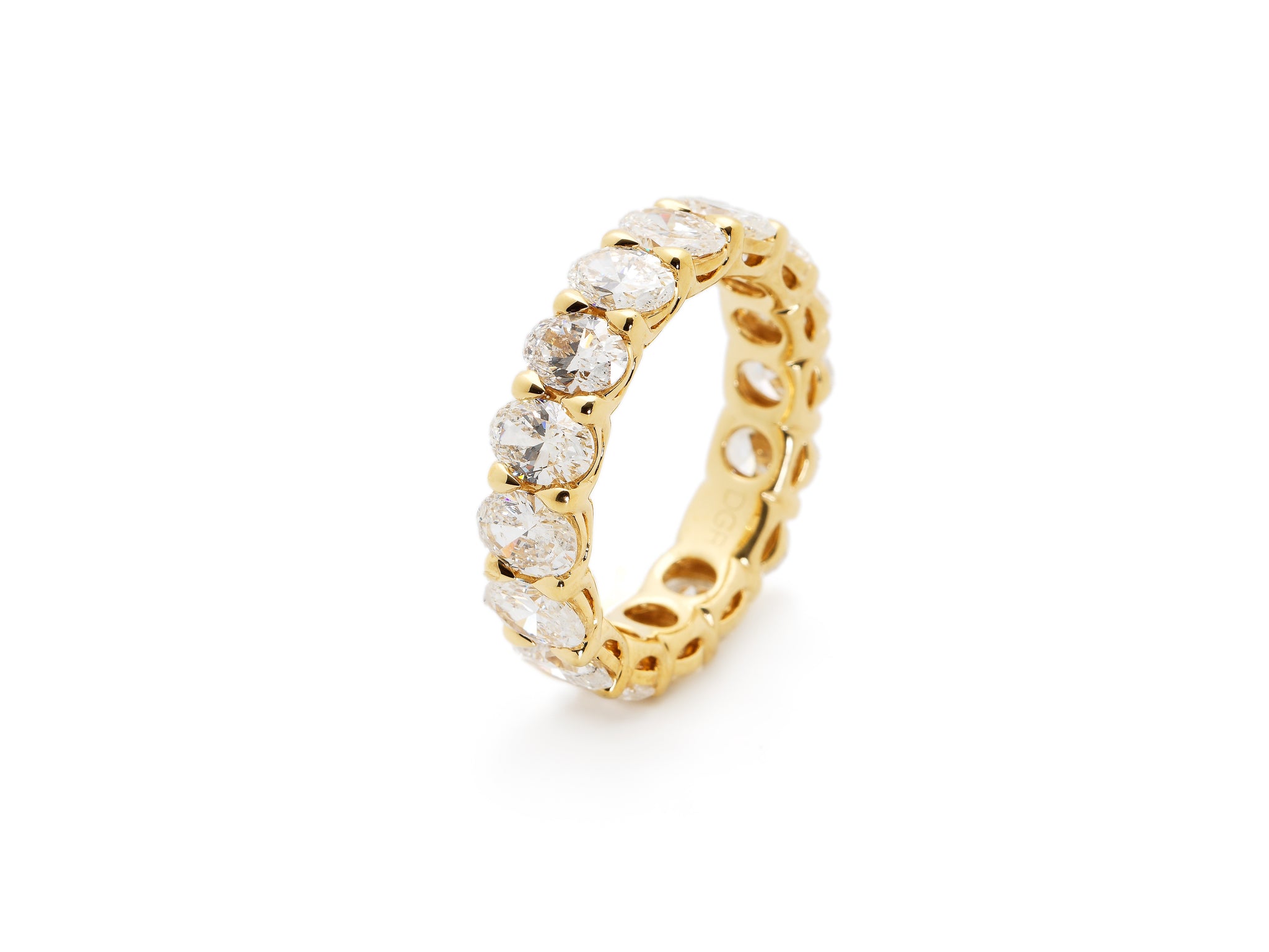 18 krt yellow gold ring set with 16 oval diamonds