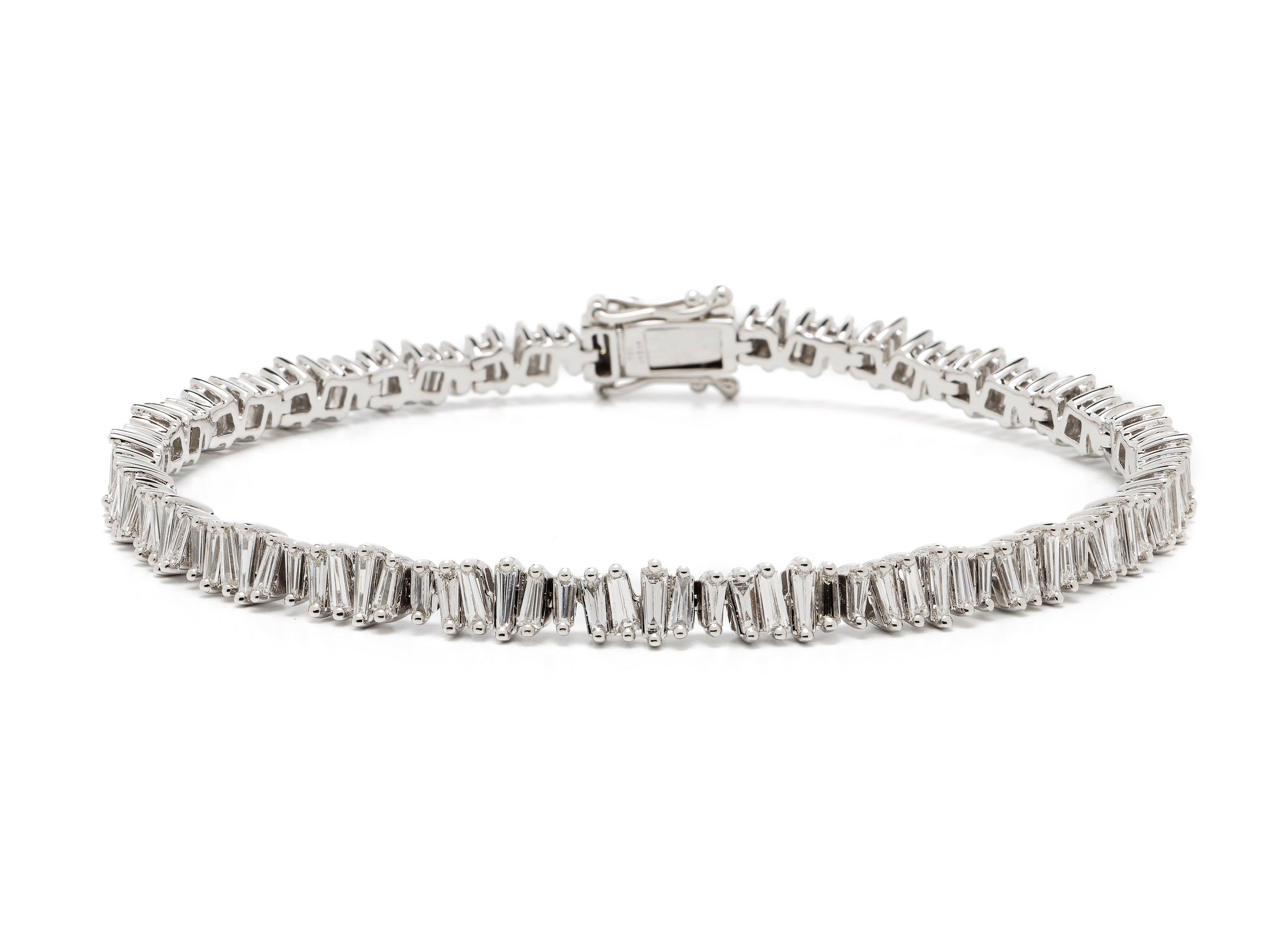 18 krt white gold bracelet set with 120 tapered diamonds