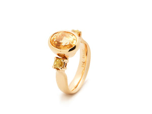 18 krt red gold ring set with oval yellow natural Sapphire and 2 cushion yellow diamonds