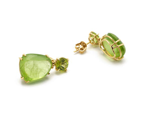 18 krt yellow gold earrings set with 2 brilliant and 2 cabuchon Peridots