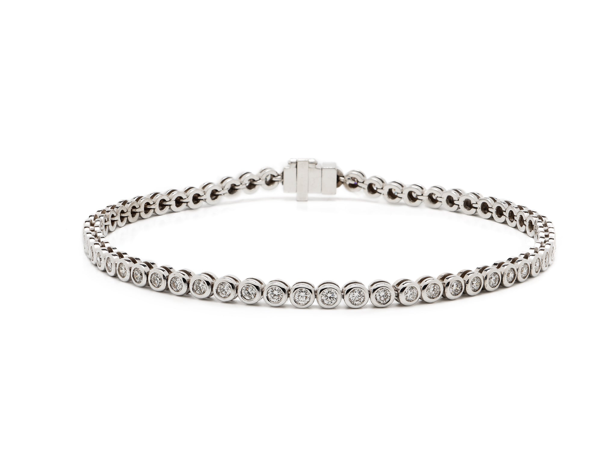 18 krt white gold tennis bracelet set with 60 brilliant diamonds