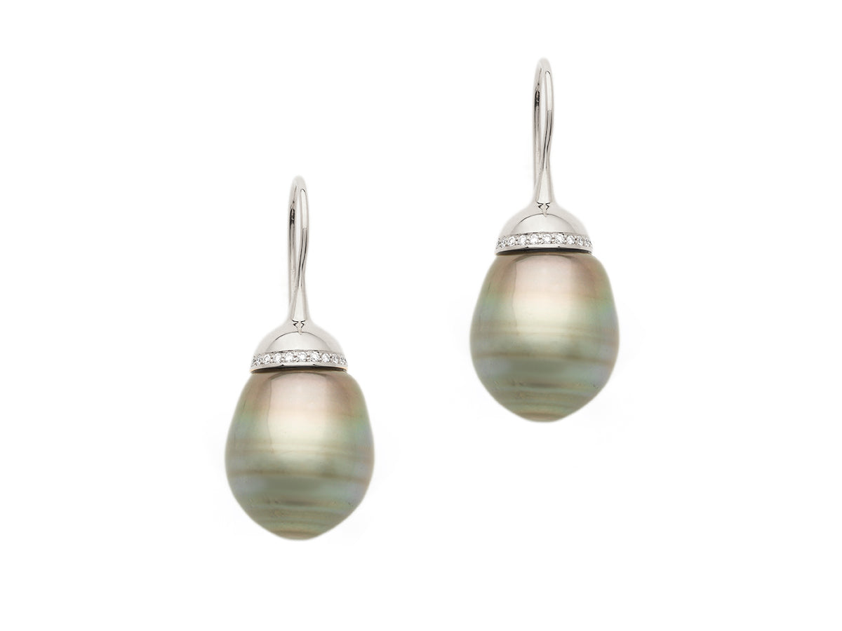 18 krt white gold earrings set with 46 brilliant diamonds and 2 baroque Tahitian pearls