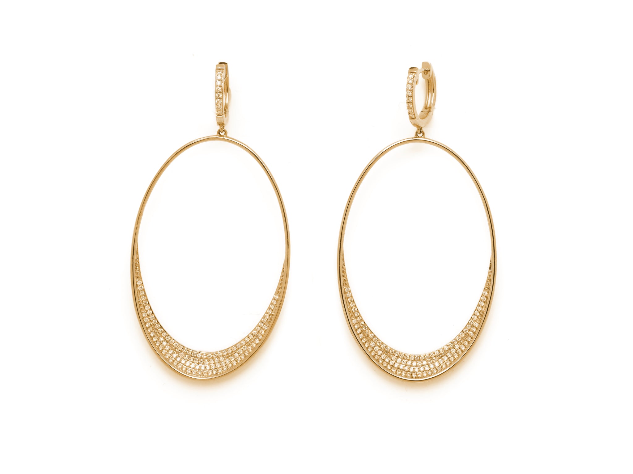 18 krt yellow gold earrings set with 220 brilliant diamonds