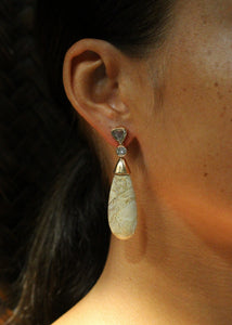 18 krt red gold earrings with 2 flat diamonds, 2 brilliant diamonds and petrified wood drops