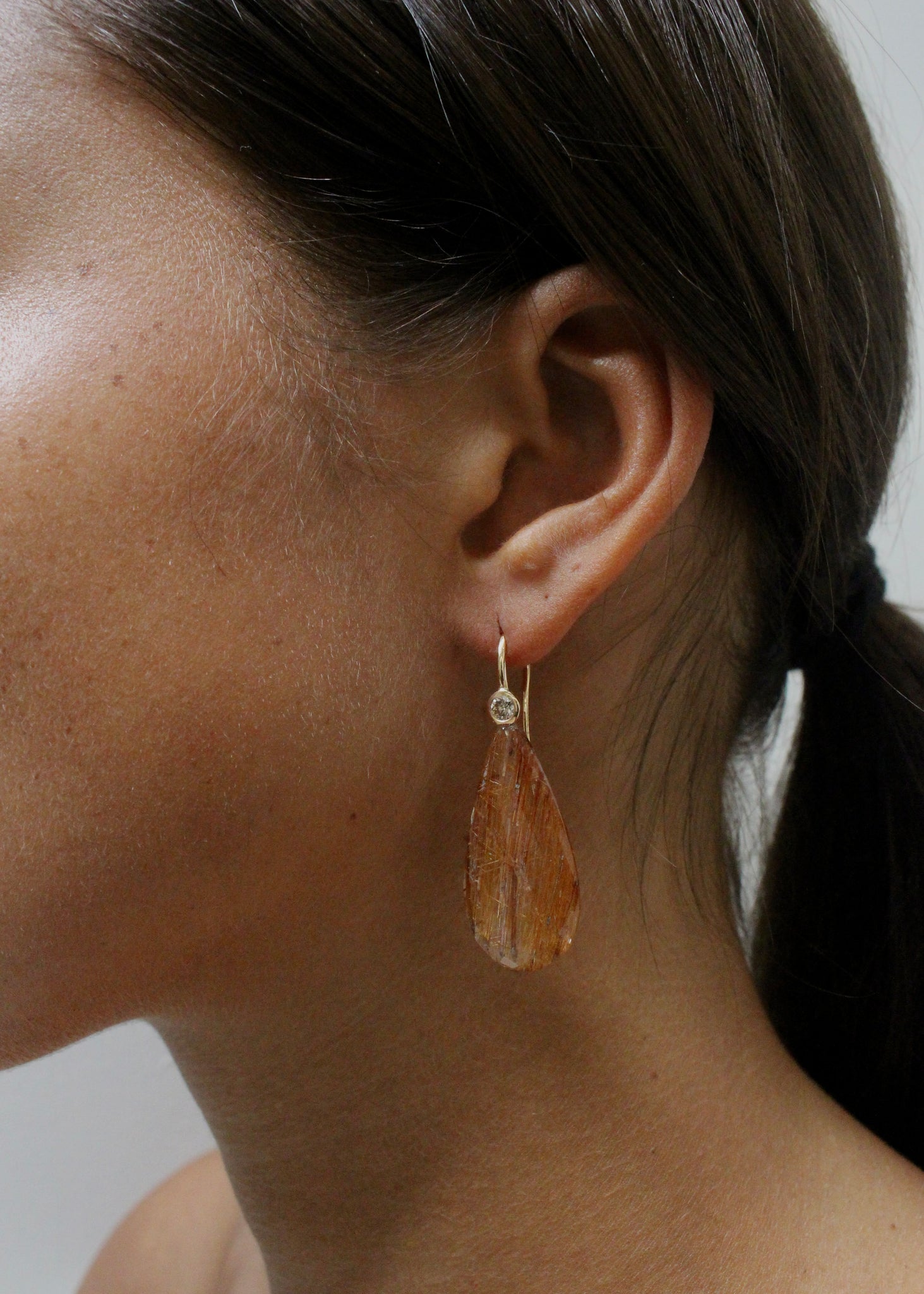 18 krt red gold earrings set with 2 brilliant diamonds with 2 pear shaped Rutile Quartz
