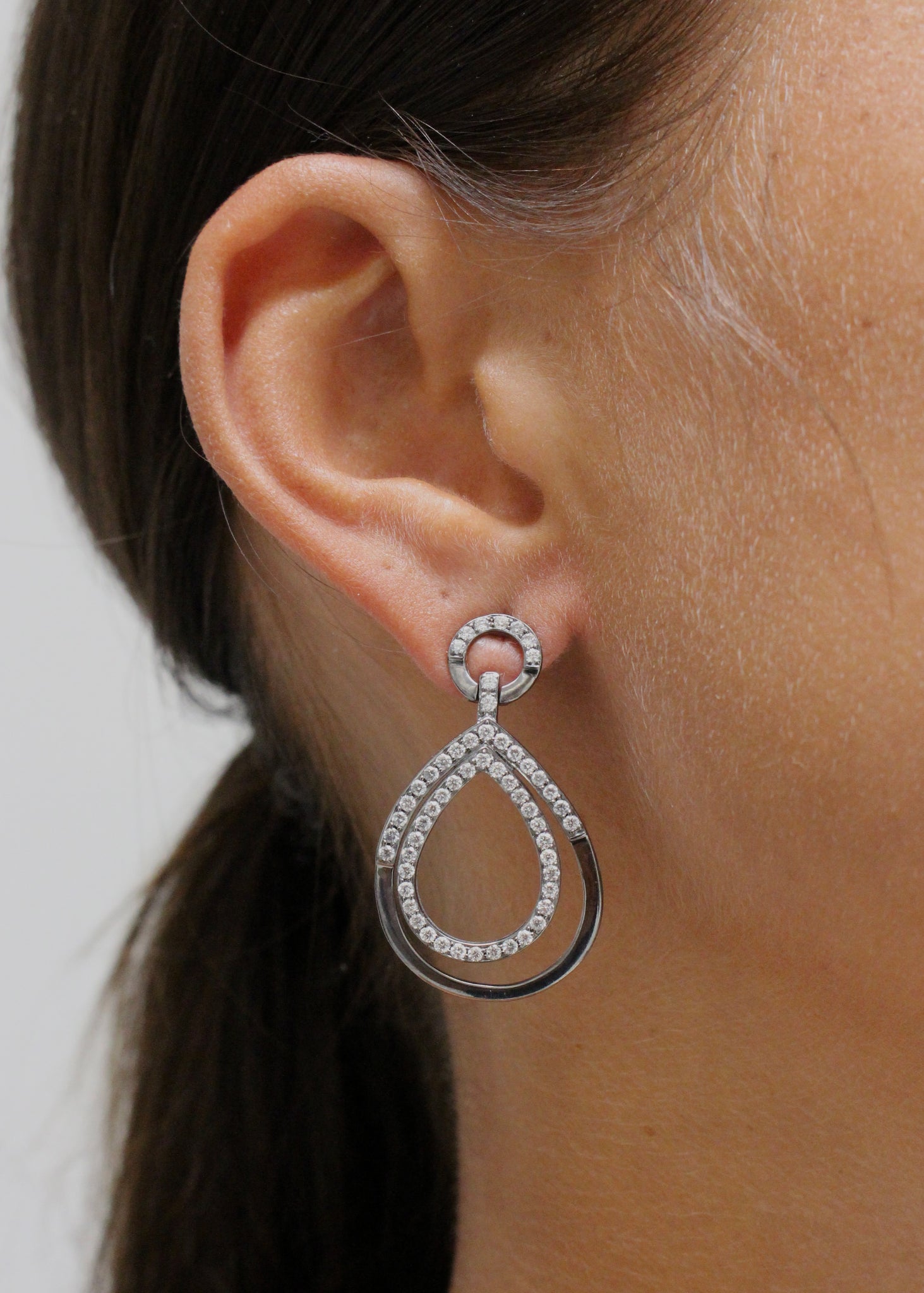 18 krt white gold earrings set with 112 brilliant diamonds
