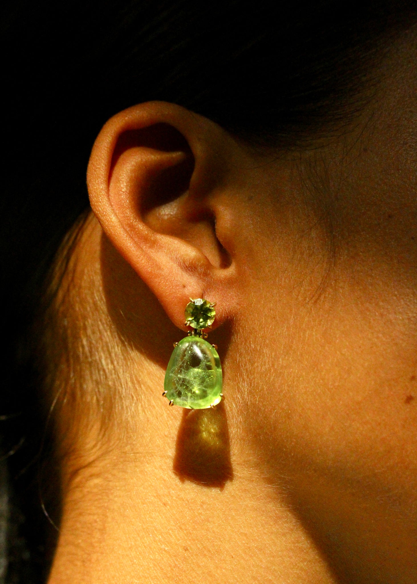 18 krt yellow gold earrings set with 2 brilliant and 2 cabuchon Peridots
