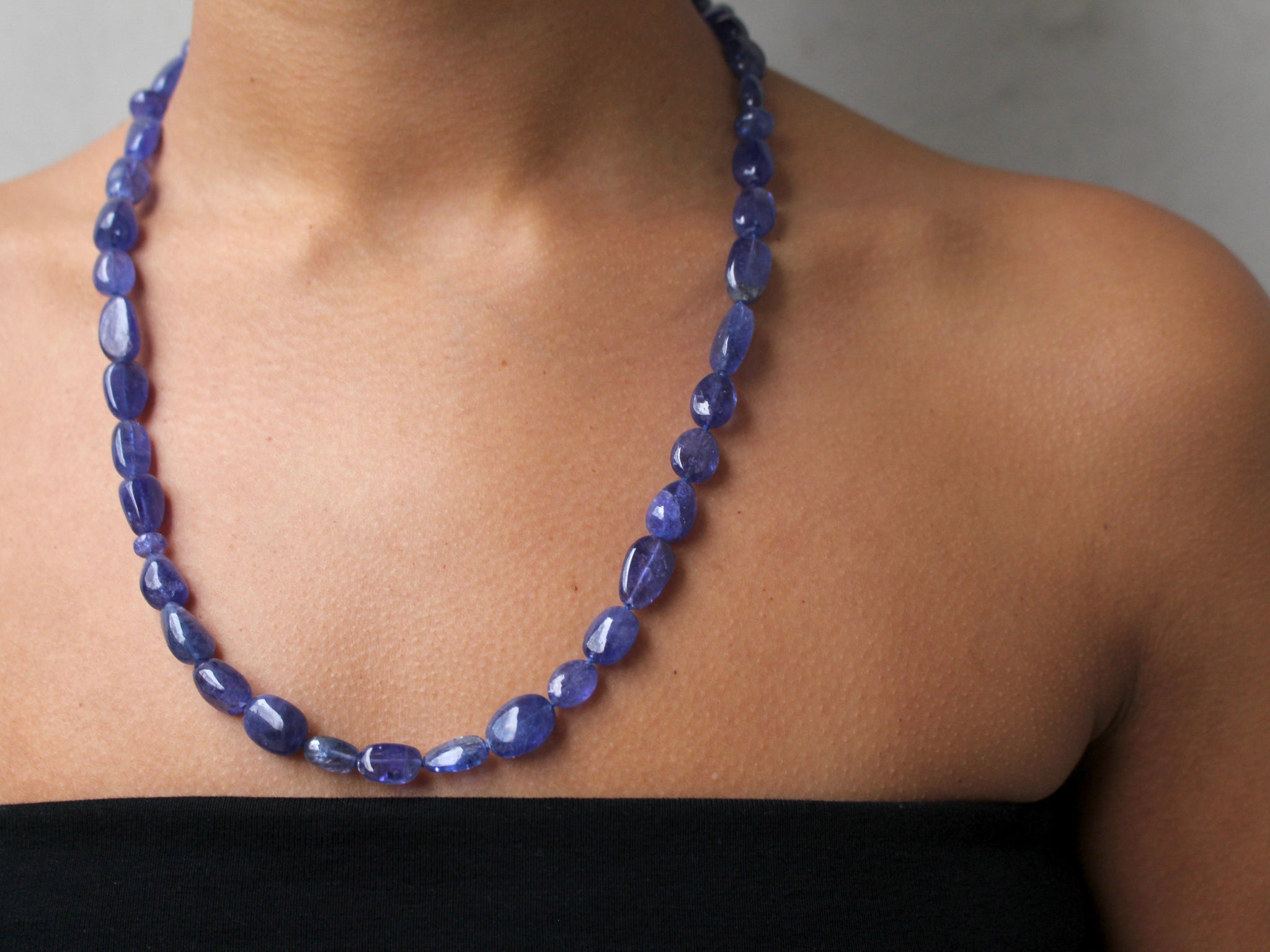 Necklace of 43 cabuchon Tanzanite beads with an 18 krt red gold lock