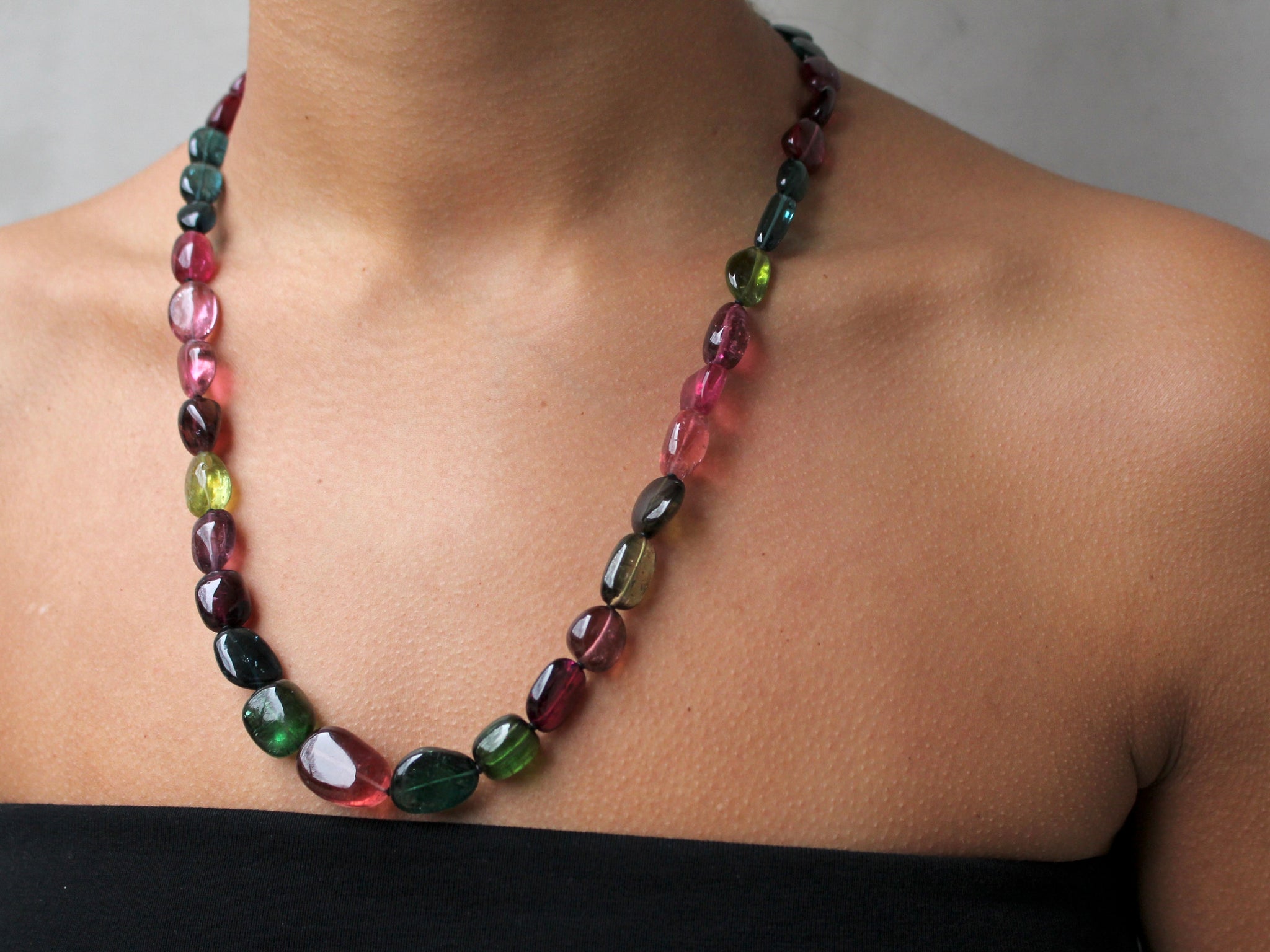 Necklace of 41 multi colour Tourmaline beads and 18 krt red gold lock