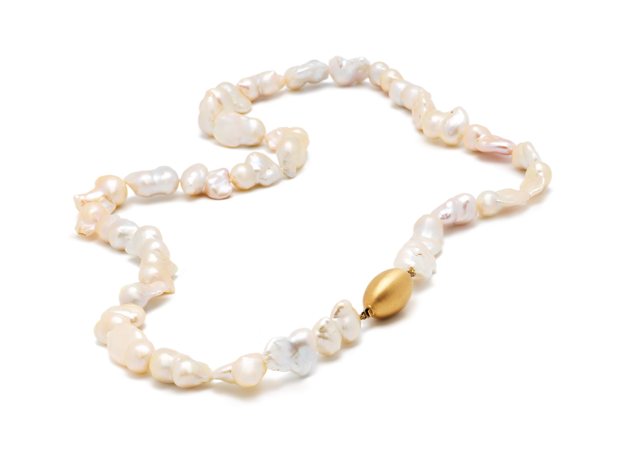 34 pink baroque pearls necklace set with an 18 krt yellow gold lock